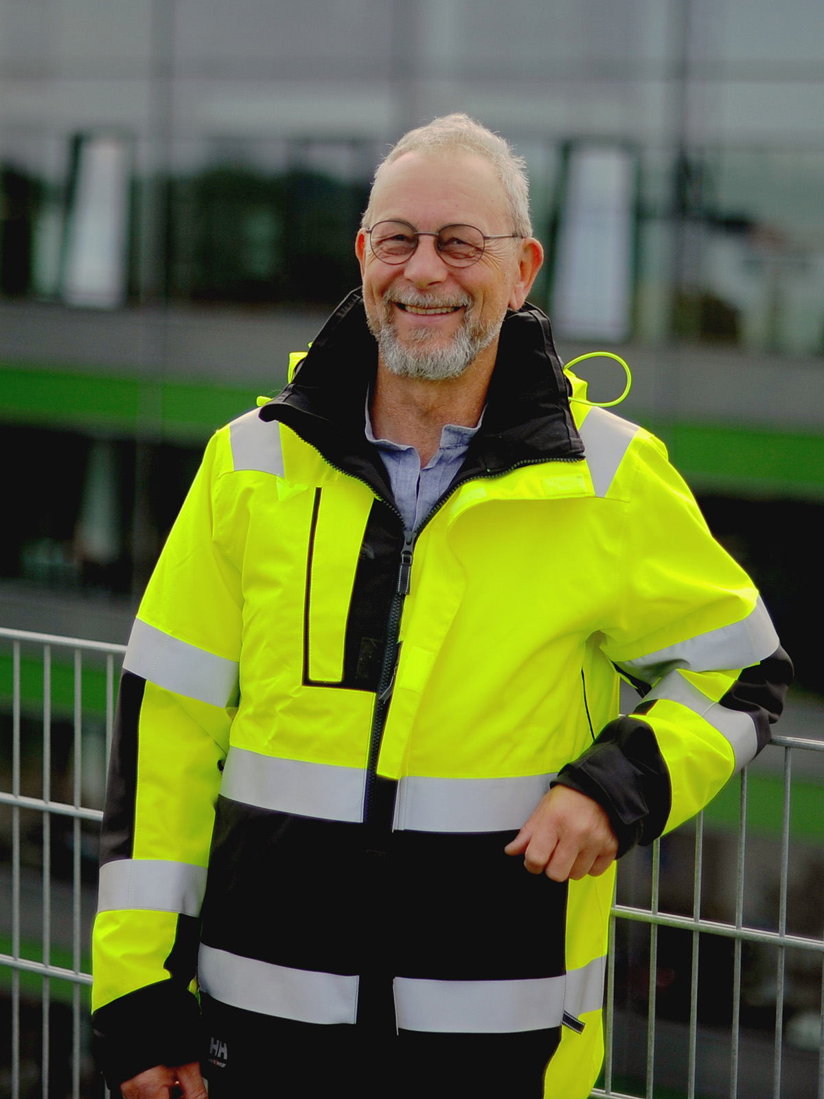 Achim Kußmann von SiGeKo Plus auf einer Baustelle mit Sicherheitsjacke
